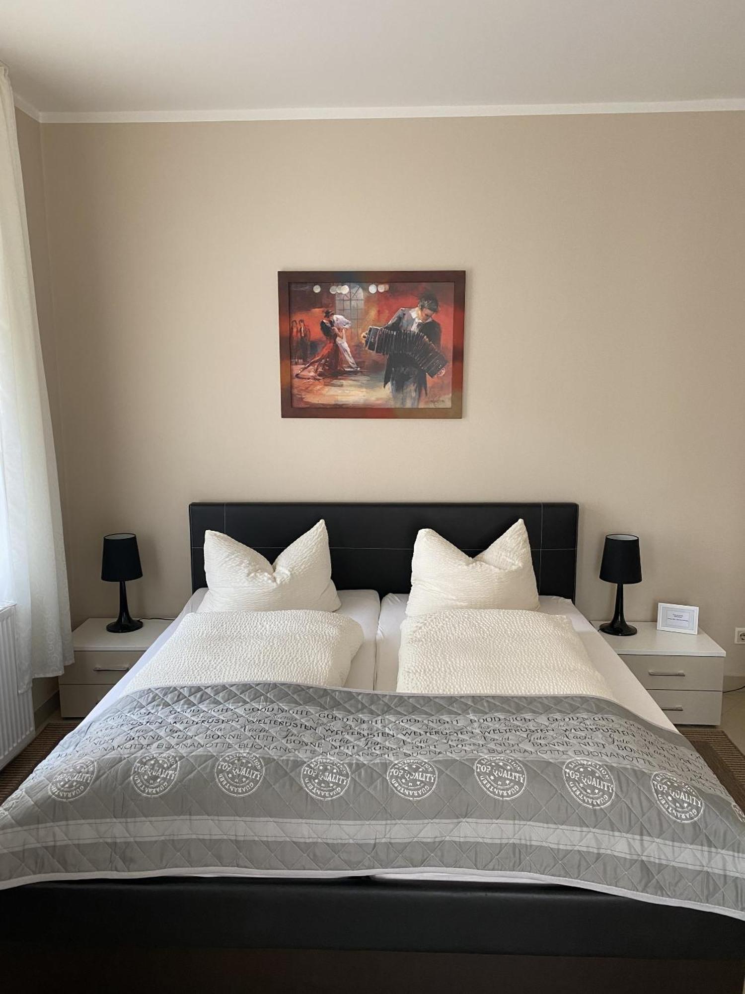 Apartments Und Zimmer Gaestehaus Matthias Dresden Room photo